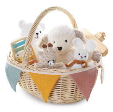 Hasır sepetteki farklı oyuncaklar beyaza izole edilmiş.