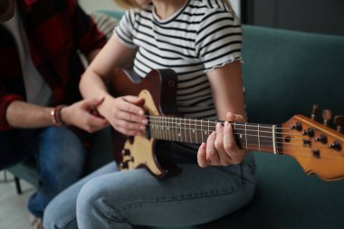 Kadınlara gitar çalmayı öğreten öğretmen, yakın çekim.