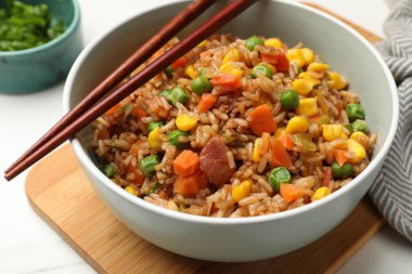 Lezzetli pilav beyaz masada, yakın plan.