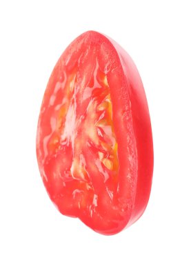 Olgun kırmızı domates parçası beyaza izole edilmiş.