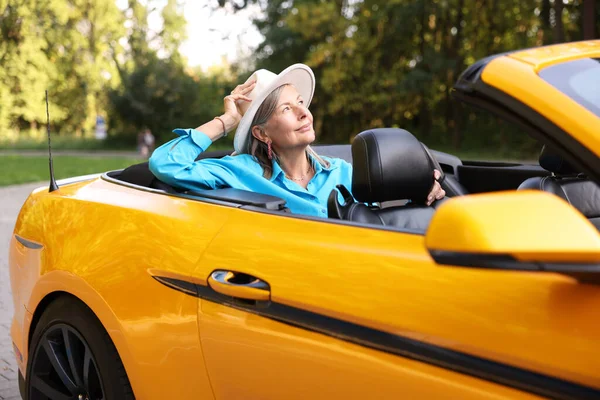 Modern Cabriolet 'te son sınıf öğrencisi şık bir kadın.