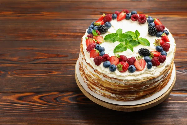 Tahta masada taze böğürtlenli leziz krep, yakın plan. Metin için boşluk