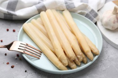 Gri masada kuşkonmaz ve baharat turşusu. Yakın plan.