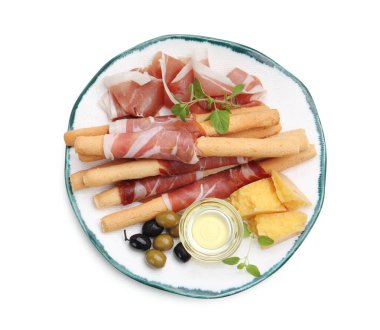 Beyaz üzerine izole edilmiş jambonlu, peynirli, zeytinli ve ballı Grissini ekmeği.