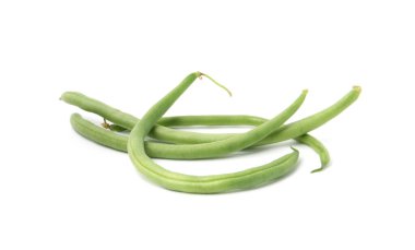 Taze yeşil fasulye kabukları beyaza izole edilmiş.