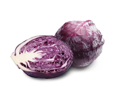 Taze kırmızı lahana beyaza izole edilmiş. Tam ve dilimlenmiş.