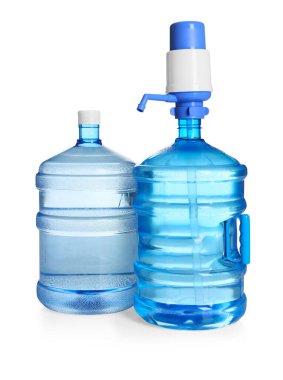 Beyaz üzerinde su bulunan soğutucu şişeler.