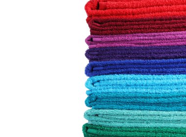 Beyaz üzerine izole edilmiş parlak havlular yığını