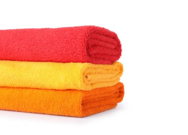 Beyaz üzerine izole edilmiş parlak havlular yığını