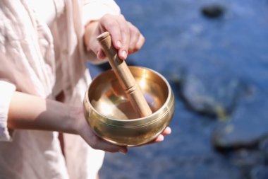 Doğada şarkı söyleyen kadın, yakın plan.