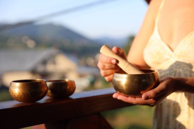 Güneşli bir günde, açık havada şarkı söyleyen bir kadın, yakın plan.