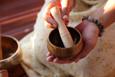 Dışarıda şarkı söyleyen bir kadın, yakın çekim manzaralı.