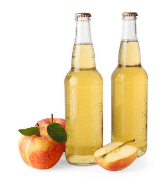 Cam şişelerde nefis elma şarabı ve beyaz elmalar.