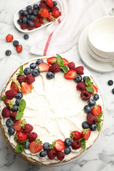 Lezzetli krep, beyaz mermer masada taze böğürtlen, düz uzanmış.