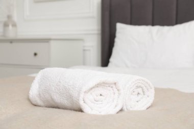 Kapalı yerde beyaz havlular sarılmış, yakın plan.