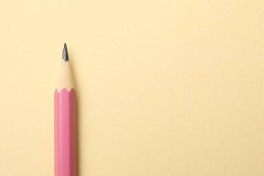 Bej arka planda keskin bir grafit kalem, üst manzara. Metin için boşluk