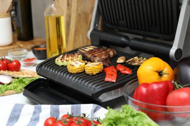 Lezzetli et, sebze ve baharatlı ızgara, yakın plan.