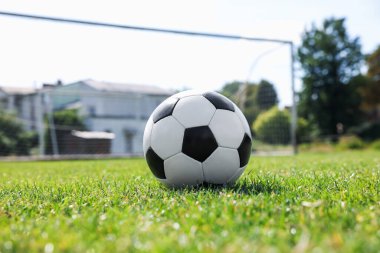 Yeşil çimlerin üzerinde futbol topu. Futbol oyunu