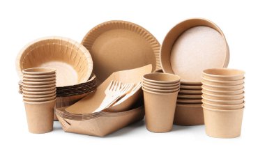 Tek kullanımlık sofra takımı beyaz üzerine izole edildi