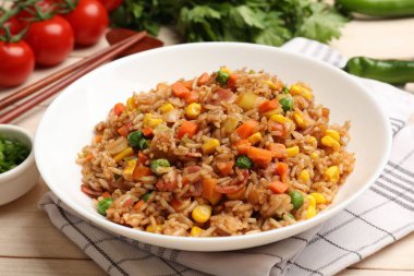 Lezzetli pilav ve çubuklar açık ahşap masada, yakın plan.