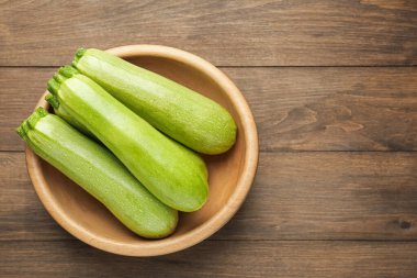 Ahşap masada taze olgun kabaklar, üst manzara. Metin için boşluk