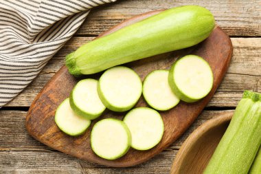 Tahta masada taze olgun kabaklar, düz bir şekilde yatıyordu. Tam ve kesin.