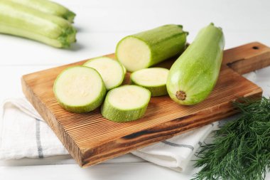 Taze olgun kabaklar beyaz masada, yakın plan. Tam ve kesin.