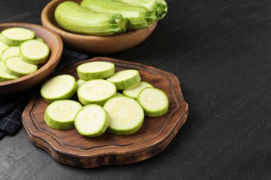 Siyah desenli masada taze olgun kabaklar.