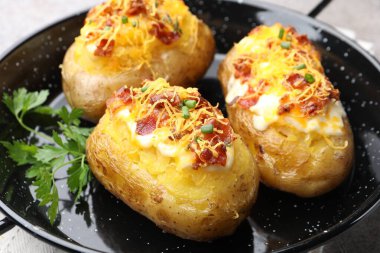 Pişirme kabında lezzetli patatesler, yakın plan.