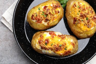 Gri masadaki fırında patatesler harika görünüyor.