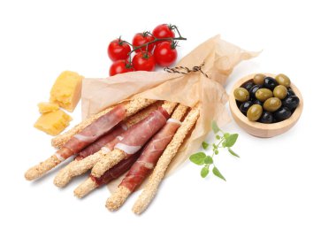 Beyaz üzerine izole edilmiş jambon, peynir, zeytin ve domatesli Grissini ekmeği.