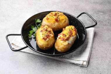 Gri masadaki fırınlanmış patatesler.