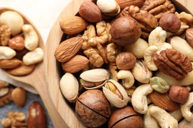 Masada farklı fıstıkların karışımı, yakın plan.