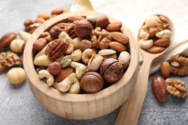 Gri masada farklı fındıkların karışımı, yakın plan.