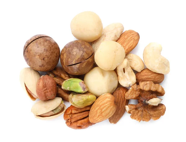 Farklı fındıkların karışımı beyaz, üst görünüm