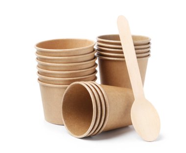 Tek kullanımlık bardaklar ve beyaz üzerine izole edilmiş tahta kaşıklar.