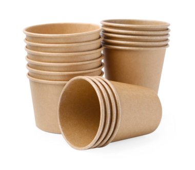 Tek kullanımlık bardaklar beyaz üzerine izole edildi