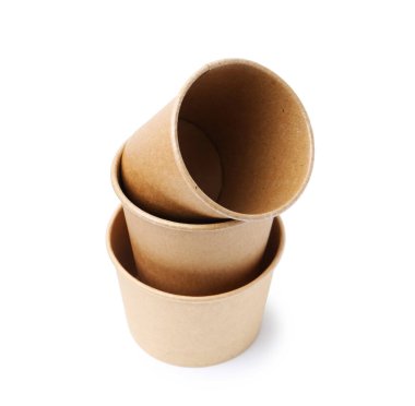 Tek kullanımlık bardaklar beyaz üzerine izole edildi