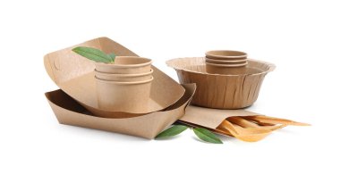 Tek kullanımlık sofra takımı ve yapraklar beyaz üzerine izole edilmiş