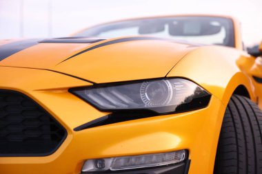 Modern, parlak, açık hava aracının yakın görüntüsü.