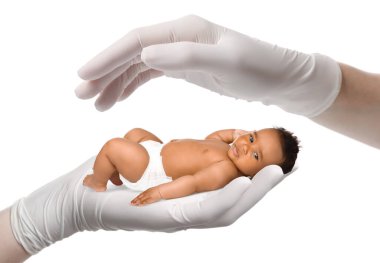 Tüp bebek (tüp bebek). Doktor küçük bebeği beyaz arka planda tutuyor.