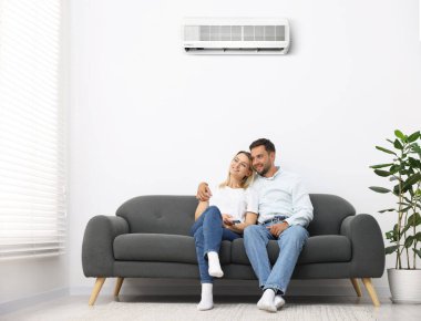 Kanepede klimalı bir çift.