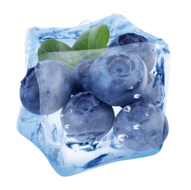 Beyaz arka planda olgun yaban mersini ve yeşil yapraklar buz küpünde