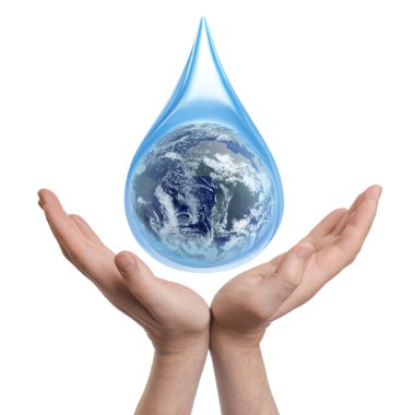 Su kavramını sakla. Toprak insanın elleri üzerinde beyaz arka plana doğru düşer.