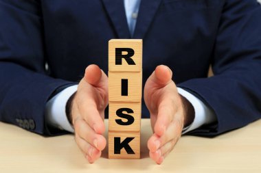 İş adamı kelime oluşturma Masada harflerle ahşap küplerin riski, yakın plan