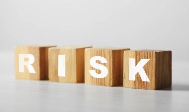 Masada harfler olan tahta küplerin riski.