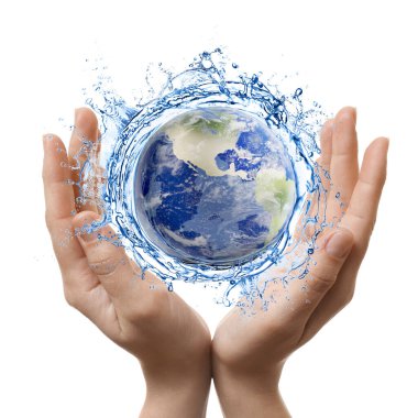 Su kavramını sakla. Dünya, deniz yüzeyine karşı kadının ellerinde akan suyla çevrili.