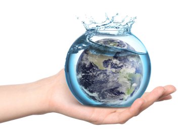 Su kavramını sakla. Akvaryum kasesinin içindeki toprak beyaz arka planda kadının eline su sıçratıyor.