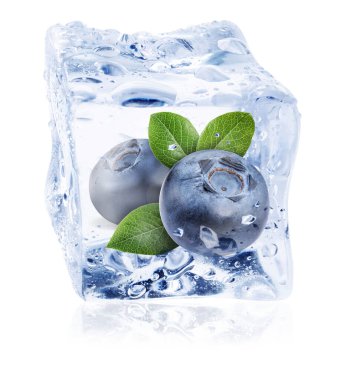 Beyaz arka planda olgun yaban mersini ve yeşil yapraklar buz küpünde