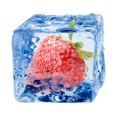 Buzdan yapılmış taze çilek. Beyaza izole edilmiş.